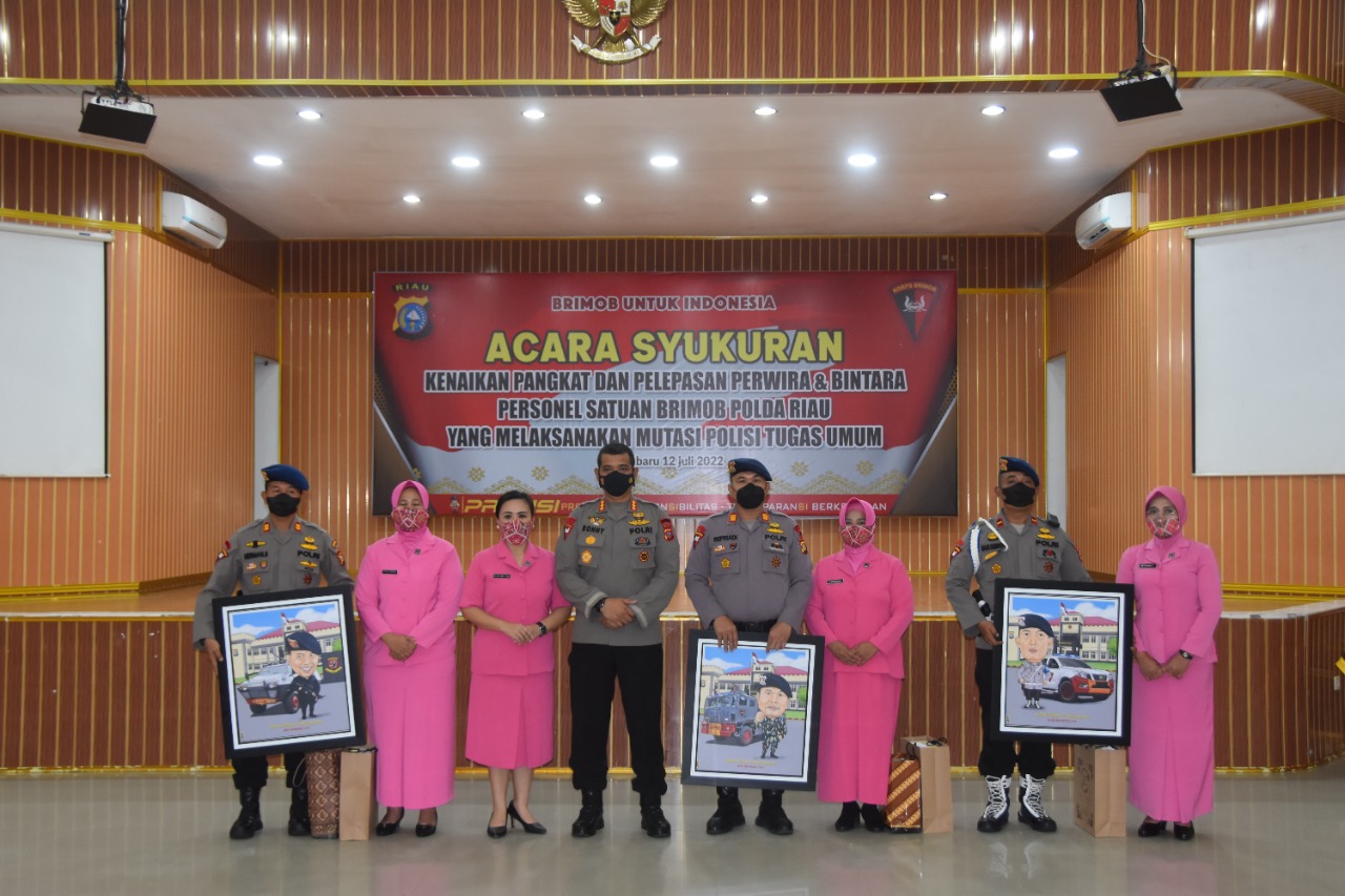 SatBrimob Polda Riau gelar acara syukuran kenaikan pangkat dan pelepasan perwira dan bintara mutasi polisi tugas umum